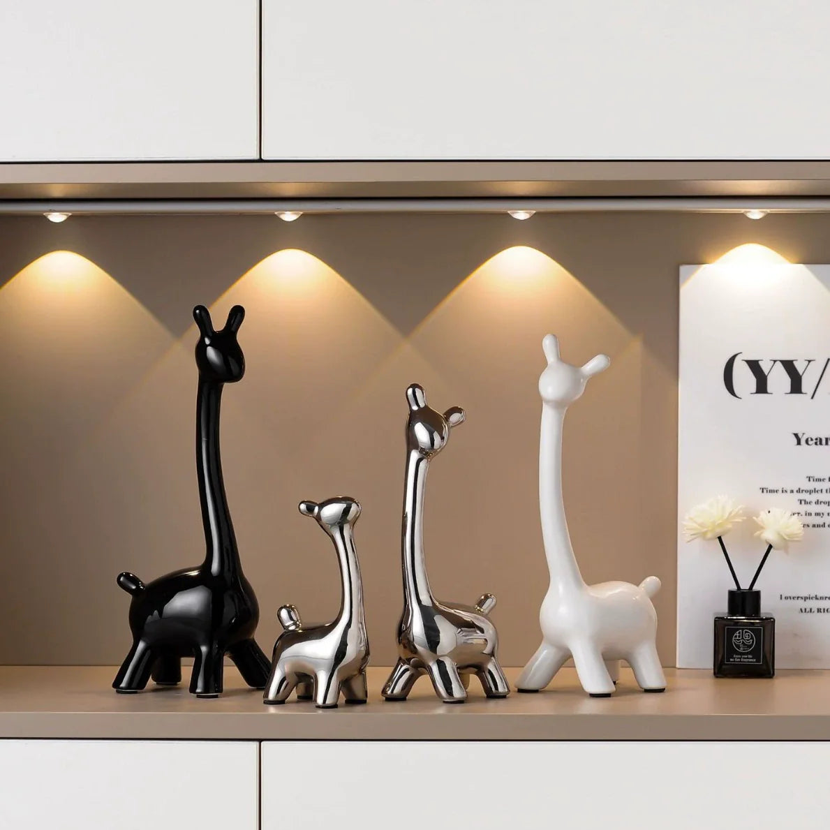 Niche Living Room Figurines: Creative Minimalist Decor for Bar and Entrance