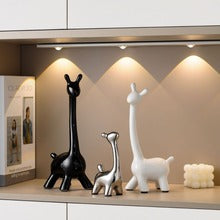 Niche Living Room Figurines: Creative Minimalist Decor for Bar and Entrance